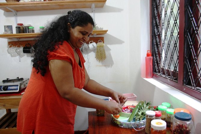Private Market Visit and Cooking Class With Private Transfers From Kandy Hotels - Exploring the Kandy Central Market