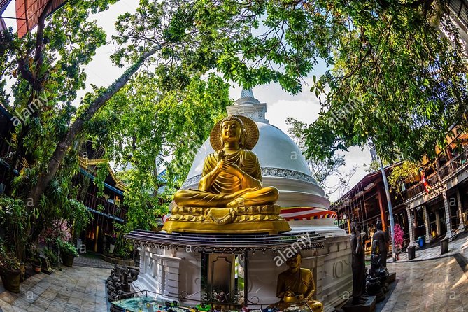Private Night Tour in Colombo With Street Food Tasting - Experiencing the Tranquility of Sacred Spaces