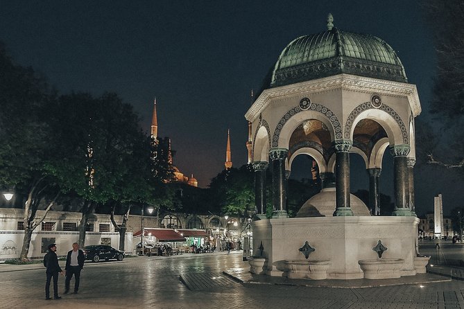 Private Night Tour in Istanbul With Friendly Local Guide - Exploring Istanbuls Iconic Sites