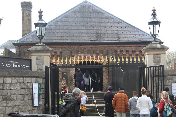 Private One Way or Round Trip Transfer : London to Windsor Castle or LEGOLAND - Flexible Pickup and Drop-off Locations