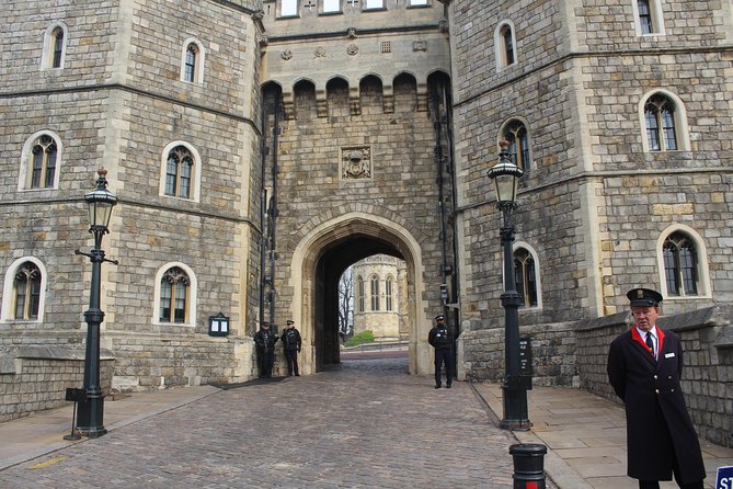 Private One Way or Round Trip Transfer : London to Windsor Castle or LEGOLAND - Personalized and Professional Service
