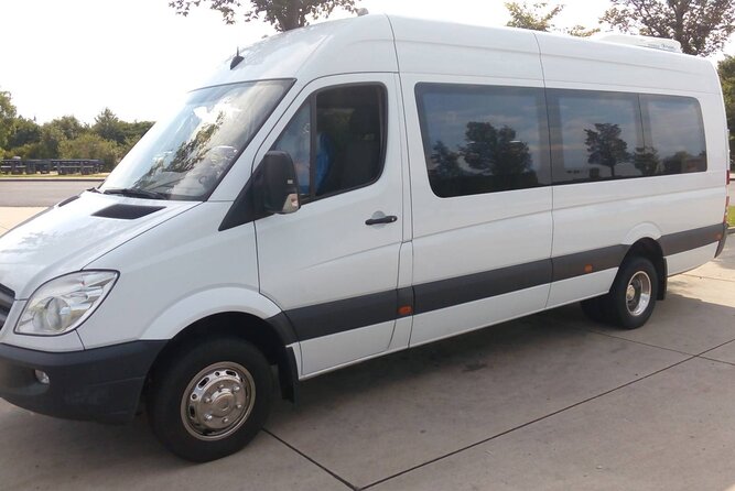 Private One-Way Sightseeing Transfer From Prague to Vienna via Cesky Krumlov - Customer Reviews