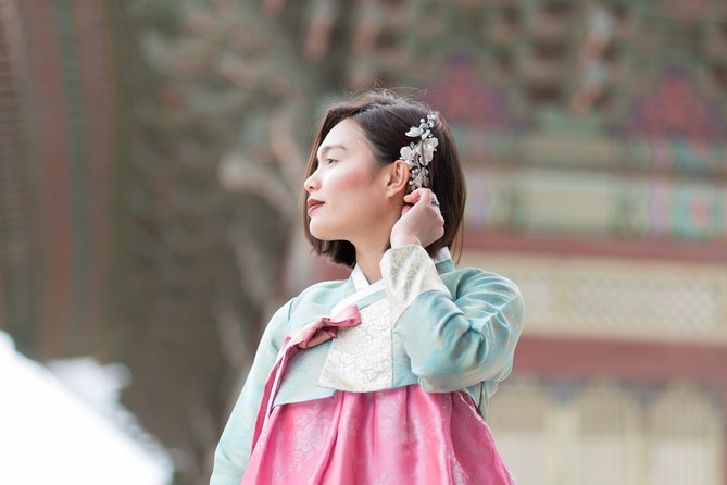 Private Palace Photo Shoot in Seoul With a Photographer - Customizable Backdrops