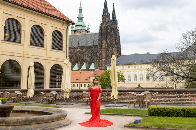 Private Photoshoot Tour in Prague - Ideal for Family and Engagements