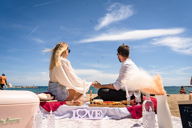 Private Romantic Picnic in Barcelona - Picnic Setup and Amenities