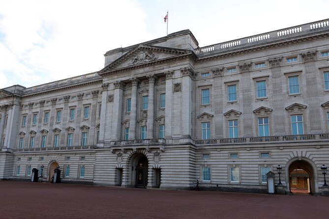 Private Royal Walk and Champagne Moet Chandon at Harrods - Royal History in London