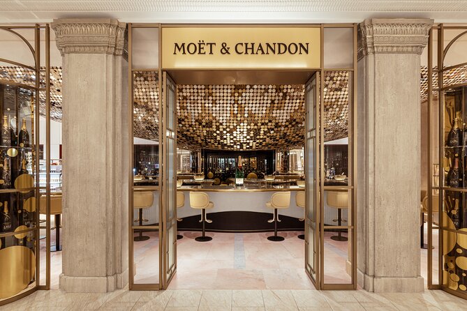Private Royal Walk and Champagne Moet Chandon at Harrods - Exploring St. James Park