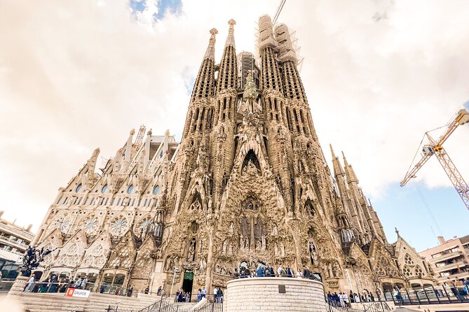 Private Sagrada Familia Guided Tour With Skip the Line Ticket - Accessibility and Transportation