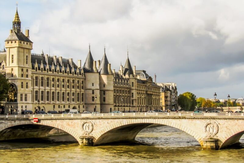 Private Secrets of Paris Bike Tour - Key Points