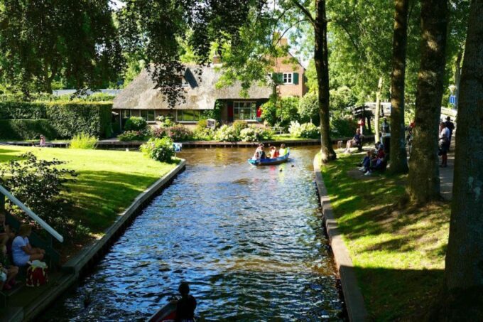 Private Sightseeing Tour to the Windmills & Giethoorn - Exploring Zaanse Schans