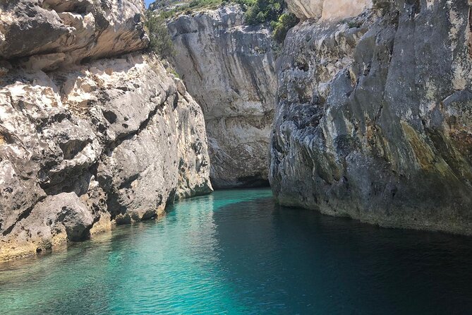 Private Speedboat For The Grand Tour Of National Park & Grama Bay - Tour Accessibility