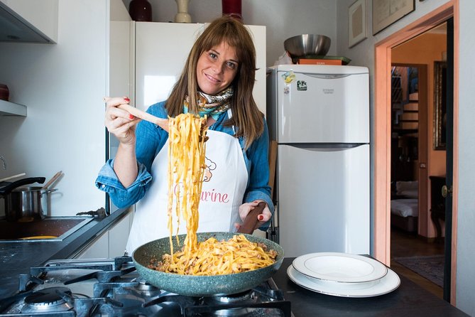 Private Tagliatelle Masterclass at a Cesarinas Home With Tasting in Bologna - Preparing the Tagliatelle