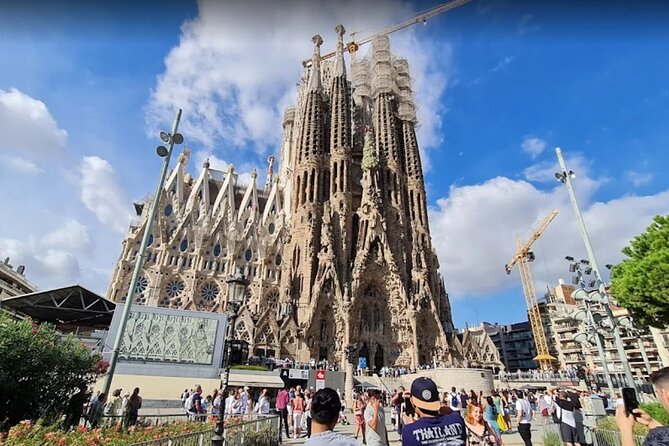 Private Tour Around the Outside of the Sagrada Familia - Capturing the Moment