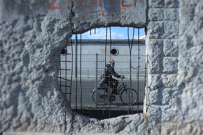 Private Tour: Behind the Berlin Wall & Berlin in the Cold War - Stories of Escape and Defiance