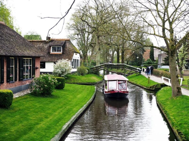 Private Tour: From Amsterdam to Windmills & Giethoorn - Giethoorn Boat Ride