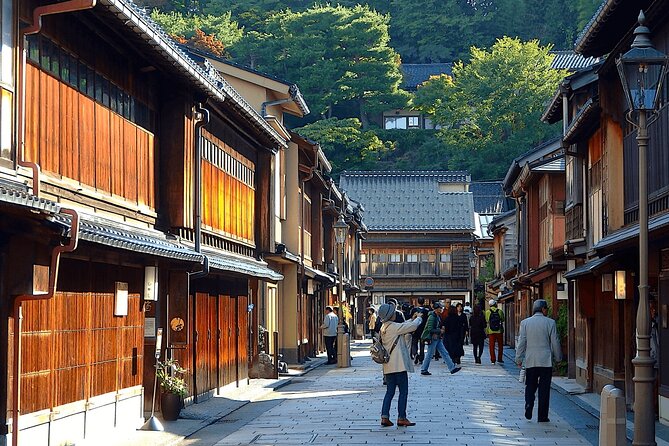 Private Tour From Kanazawa Gold Leaf and Sushi Delights - Discovering the Art of Gold Leaf