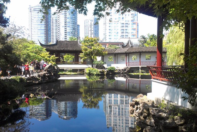 Private Tour: Gardens of Vancouver - Browsing Traditional Medicine Shops