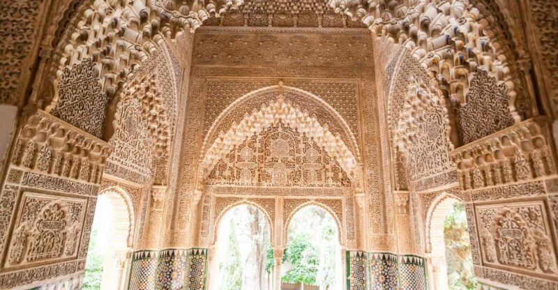 Private Tour in All Complete Complex of Alhambra With Ticket - Discovering the Nasrid Palaces