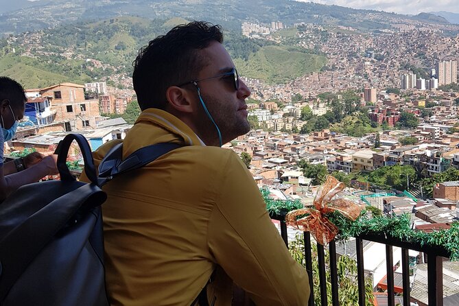 Private Tour in Comuna 13 With Cable Car (Culture, Street Art and Graffiti) - Estación Metro San Javier