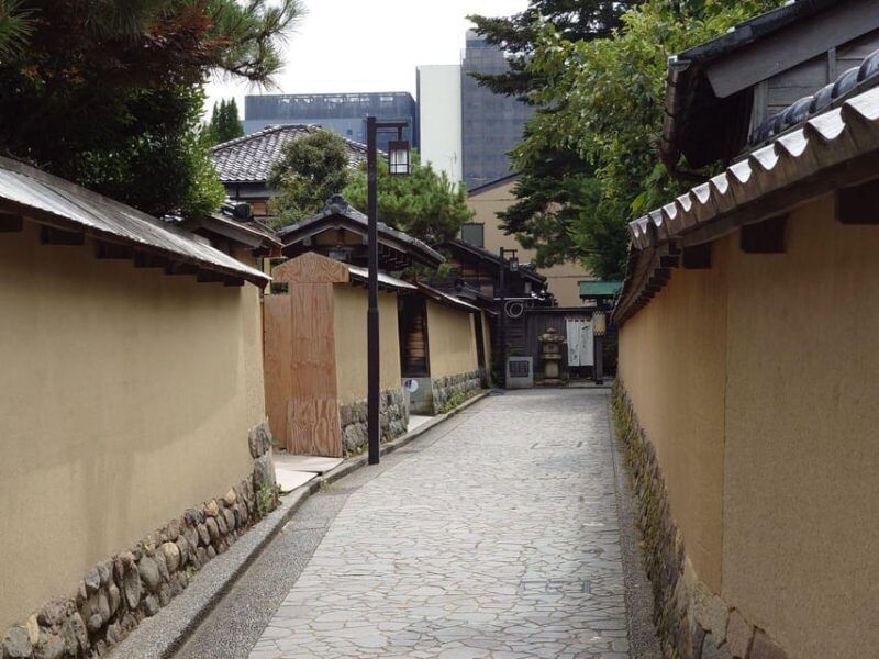 Private Tour Kanazawa: Gold Leaf, Sushi & Afternoon Activity - Omicho Market Visit