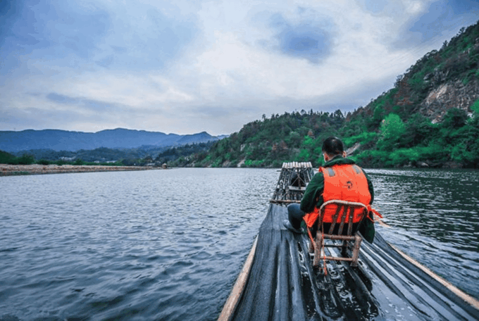 Private Tour Lishui Nanxi River Bamboo Rafting &Old Village - Included Amenities and Services