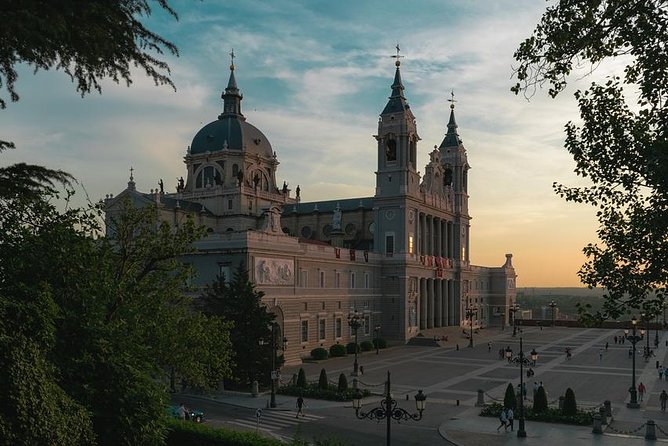 Private Tour: Madrid Walking Tour of Los Austrias - Key Attractions