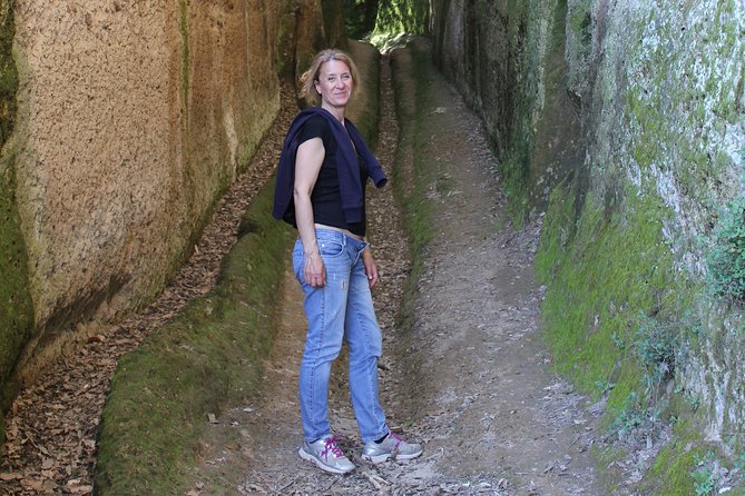 Private Tour of Pitigliano and Etruscan Cave Routes - Navigating the Etruscan Caves