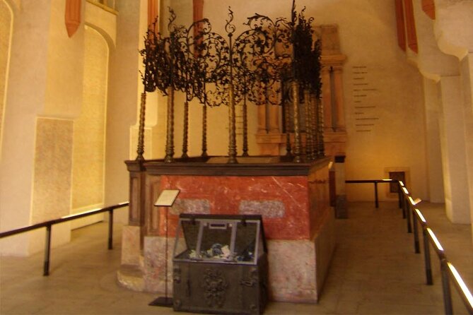 Private Tour of the Jewish Museum With Synagogues and Cemetery - Accessibility Considerations