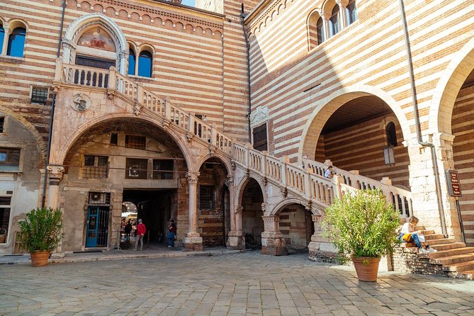 PRIVATE TOUR of Verona: Highlights & Hidden Gems With Locals & Snack Included - Tour Features and Inclusions
