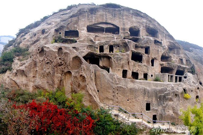 Private Tour to Guyaju Cave Dwellings and Longqing Gorge Ice Lanterns Festival - Longqing Gorge Ice Lanterns