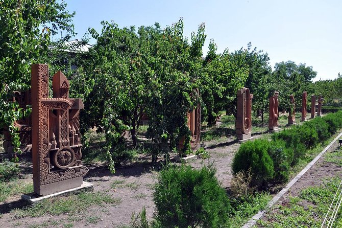 Private Tour to Oshakan, Karmravor, Hovhanavank, Saghmosavank Monasteries - Exploring Oshakan Village
