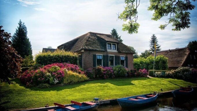 Private Tour to Tulip Experience, Keukenhof & Giethoorn - Discovering Giethoorn