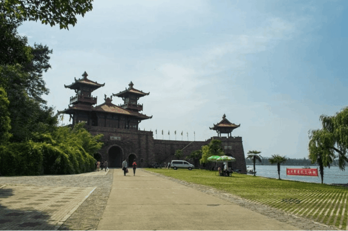 Private Tour to Wuhan Yellow Crane Tower &East Lake by Ferry - Personal Items