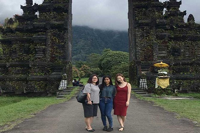 Private Tour: Ulun Danu Temple-Handara Gate-Wana Giri Hill&Tanah Lot Sunset - Handara Iconic Gate