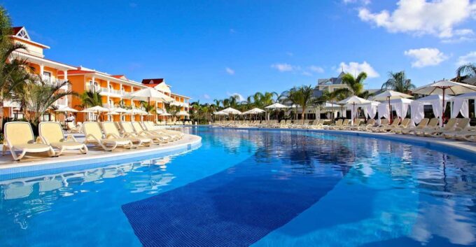 Private Transfer From Bahia Principe Aquamarine to SDQ - Vehicle and Accessibility