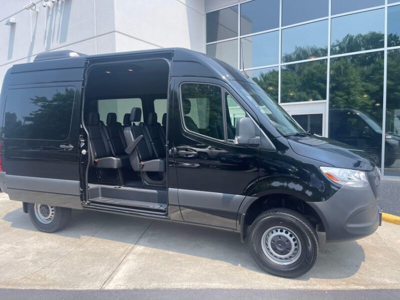 Private Transfer: JFK Airport to Manhattan Up to 10pax - Vehicle and Capacity