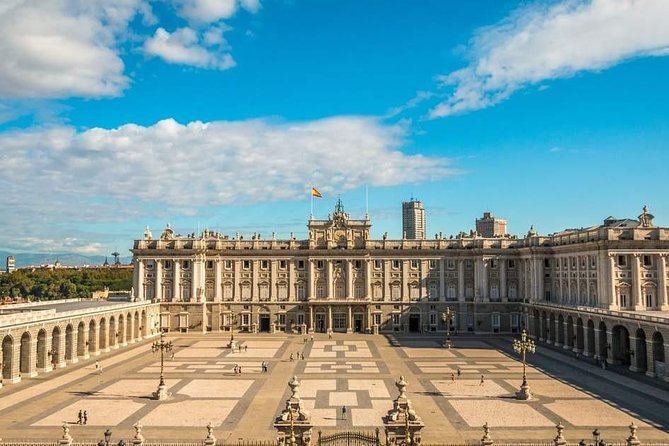 Private Transfer: Madrid Airport MAD to Madrid in Luxury Car - Amenities and Experiences