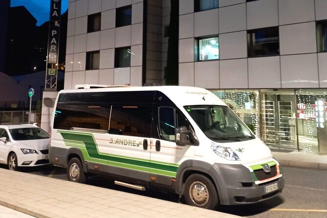 Private Transfer Minibus From Airport Barcelona to Salou - Vehicle Features and Amenities