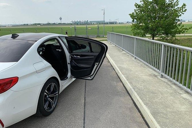 Private Transfer: Montreal to Montreal-Pierre Elliott Trudeau Airport (YUL) - Child Seats