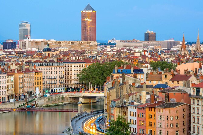 Private Transfer: Port of LYON to Lyon Airport LYS in Luxury Van - Explore the City