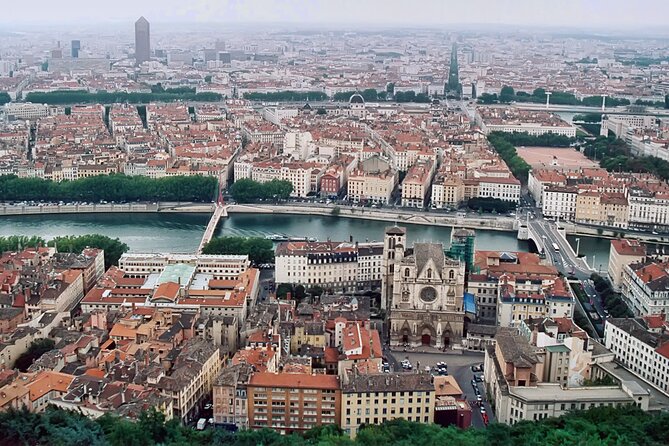 Private Transfer: Port of LYON to Lyon Airport LYS in Luxury Van - Hassle-free Travel