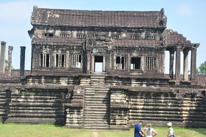 Private TUK-TUK Tour: Angkor Wat + Lady Temple - Health and Accessibility