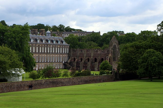 Private Walking Tour: Edinburgh Highlights, Including Entry to Edinburgh Castle - Personalized and Engaging Storytelling