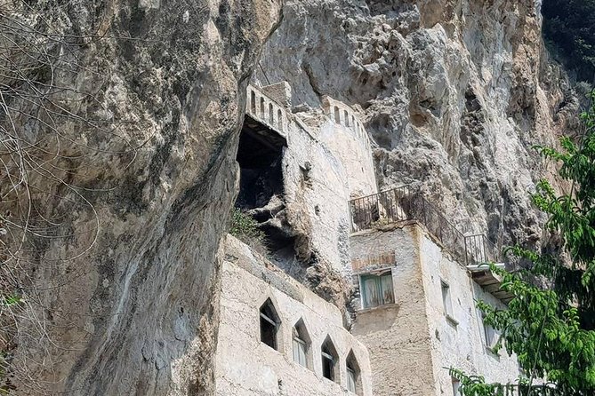 Private Walking Tour From Ravello to Amalfi Following Escher Works - Accessibility and Participation