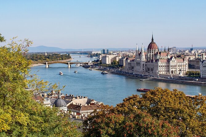Private Walking Tour in Spanish of Budapest With Local Guide - Exploring Budapests Landmarks