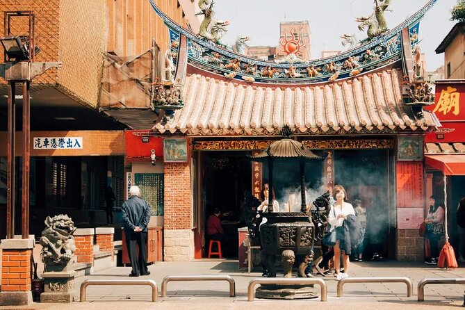 Private Walking Tour in Taipeis Vintage Dadaocheng - Visiting Xiahai City God Temple