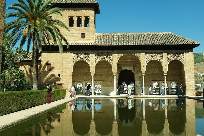 Private Walking Tour of Alhambra and Granada City Center - Wandering Generalife Gardens