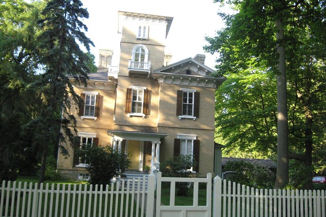 Private Walking Tour of Niagara-on-the-Lake Historic District - Exploring Scenic Streets
