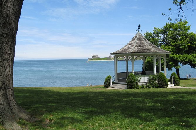 Private Walking Tour of Niagara-on-the-Lake Historic District - Complimentary Wine Tasting