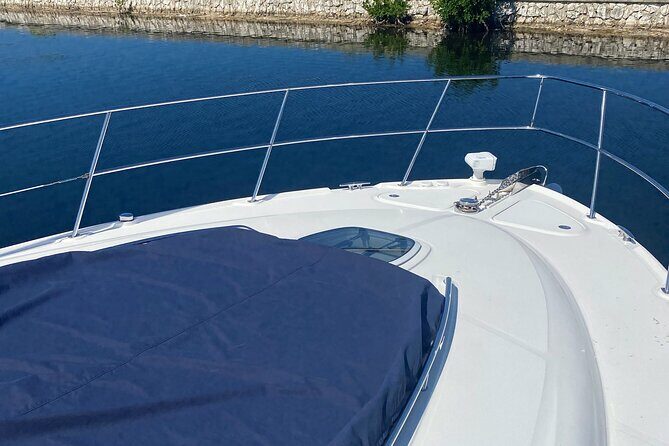 Private Yacht 48 ft Sting Ray City, Snorkel & Starfish Beach - Key Points
